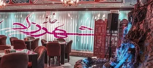 تصویری از دکوراسیون زیبای داخلی رستوران ایرانی شهرزاد، با طراحی سنتی و فضایی آرامش‌بخش. مبلمان شیک و آبنمای نورانی این رستوران تجربه‌ای دلنشین ارائه می‌دهد.