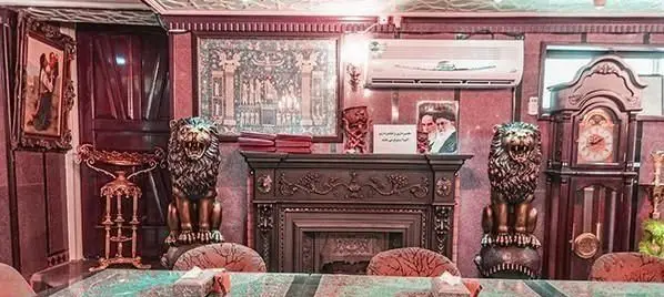 نمای داخلی لوکس رستوران ایرانی شهرزاد، مزین به دکوراسیون سنتی، مجسمه‌های شیر و میز ناهارخوری بلند. فضایی اصیل و دلنشین.