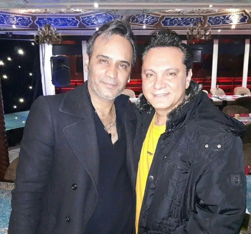 دو مرد خوشحال در رستوران ایرانی شهرزاد، در محیطی دلنشین و باکیفیت، نشان دهنده رضایت مشتریان از خدمات عالی و غذای اصیل ایرانی.