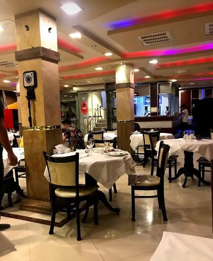 دکوراسیون داخلی شیک و مدرن رستوران اکبر جوجه با میز و صندلی‌های راحت، نورپردازی دلپذیر و فضایی ایده‌آل برای صرف غذایی خوشمزه.