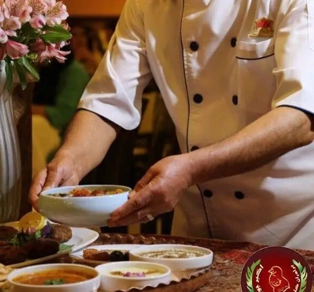 سرآشپز رستوران اکبر جوجه با دستان خود، غذاهای سنتی و لذیذ ایرانی از جمله کباب را برای مهمانان سرو می‌کند. طعم اصیل و کیفیت بی‌نظیر.