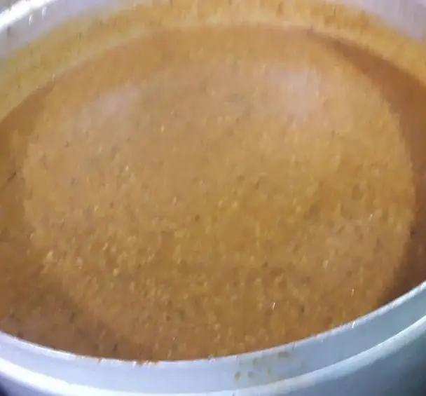 دیگ بزرگ خورشت لذیذ و گرم در رستوران حرم حضرت عبدالعظیم شهرری، آماده سرو غذای باکیفیت به زائران و میهمانان.