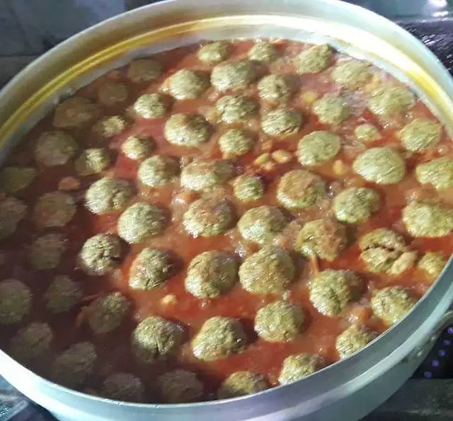 یک قابلمه بزرگ از خورشت کوفته سبزی با سس گوجه‌ای خوشرنگ، غذای لذیذ و سنتی رستوران حرم حضرت عبدالعظیم.