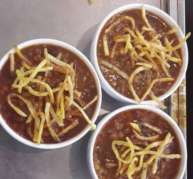 سه کاسه عدسی داغ و لذیذ با خلال سیب زمینی سرخ‌شده، گزینه‌ای محبوب از منوی رستوران حرم حضرت عبدالعظیم.