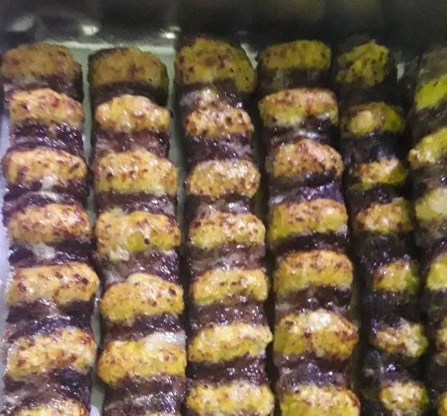 کباب لقمه با رویه طلایی و برشته رستوران حرم حضرت عبدالعظیم، غذایی لذیذ و پرطرفدار برای زائران و میهمانان.