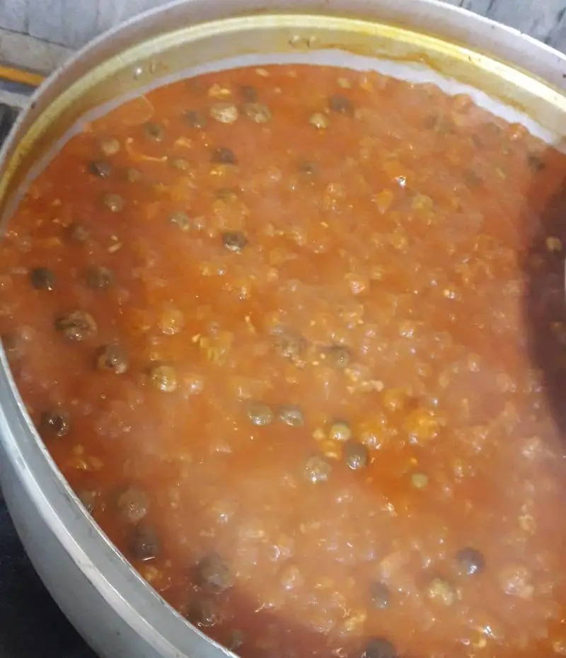 طبخ خورشت سنتی و لذیذ ایرانی در دیگ بزرگ رستوران حرم حضرت عبدالعظیم، آماده سرو غذای گرم و باکیفیت برای زائران عزیز.