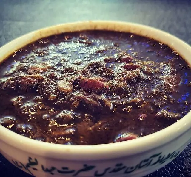 تصویری از خورشت فسنجان ایرانی و سنتی، غذایی لذیذ و پرطرفدار در منوی رستوران حرم حضرت عبدالعظیم شاه عبدالعظیم حسنی.