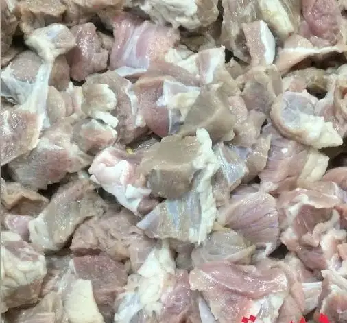 تصویر گوشت قرمز تازه خرد شده و مکعبی آماده طبخ از قصابی غنچه، تضمین کننده کیفیت و طعم عالی غذاهای شما.