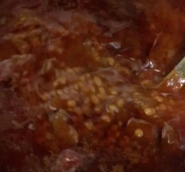 مربای خانگی و طبیعی غنچه با بافتی غلیظ، رنگی دلنشین و دانه‌های میوه، مناسب برای صبحانه و دسر، تضمین‌کننده طعمی اصیل و کیفیت بی‌نظیر.