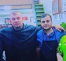 تصویر مشتری و فروشنده در سوپرمارکت غنچه، نمایانگر محیط دوستانه و کسب و کار پررونق غنچه برای خرید مواد غذایی باکیفیت.