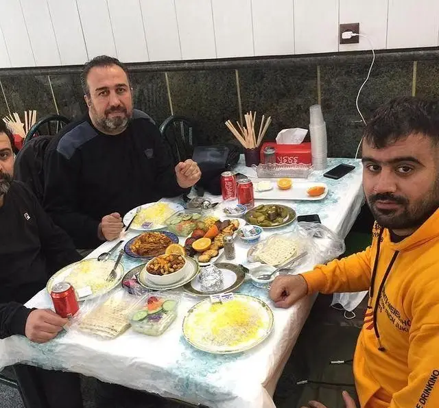 سفره رنگین غنچه با غذاهای اصیل ایرانی: پلو زعفرانی، خوراک‌های متنوع و مخلفات لذیذ برای تجربه پذیرایی خاص.