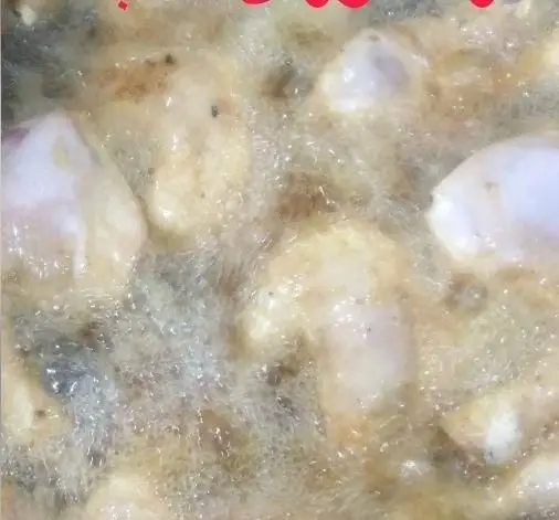 فرآیند هیجان‌انگیز سرخ شدن تکه‌های مرغ تازه در روغن داغ و جوشان، برای تهیه بهترین و لذیذترین غذاهای مرغی در کسب و کار غنچه.