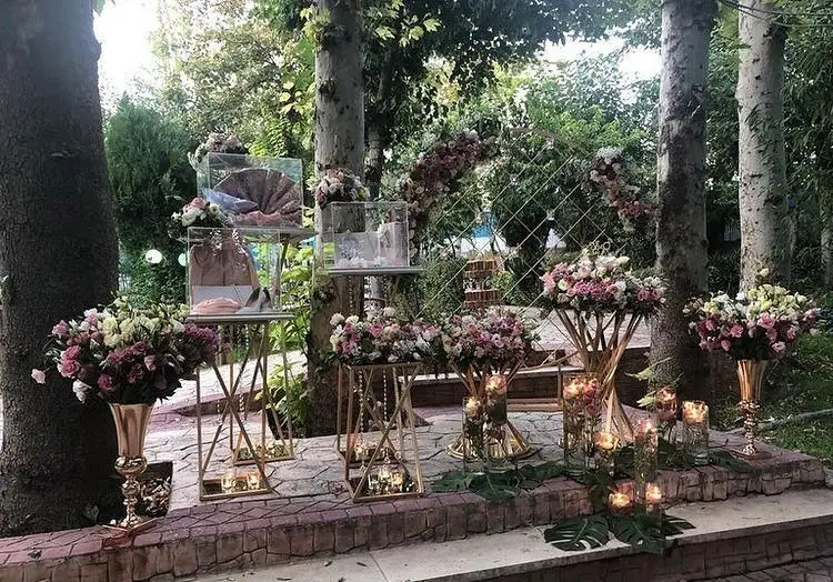 دکوراسیون شیک و گل‌آرایی زیبا در فضای باز رستوران باغ لاله، مناسب برای مراسم عروسی، نامزدی و جشن‌های خاص با چیدمان لوکس.