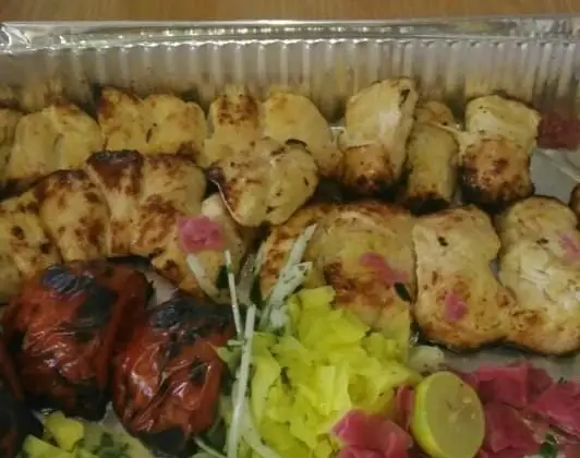 سینی جوجه کباب و گوجه کبابی رستوران پارک نارمک، همراه با سالاد کلم، ترشی و لیمو. غذای اصیل ایرانی آماده ارسال.