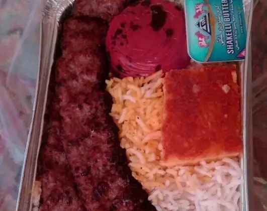 کوبیده کباب زعفرانی با برنج از رستوران پارک نارمک، غذای سنتی و خوشمزه ایرانی برای سفارش آنلاین و دلیوری سریع.