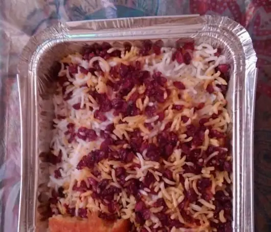 غذای سنتی و لذیذ زرشک پلو زعفرانی از رستوران پارک نارمک؛ ایده‌آل برای سفارش آنلاین و بیرون‌بر غذاهای ایرانی.