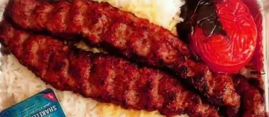 سینی چلوکباب کوبیده مخصوص رستوران پارک نارمک، شامل دو سیخ کباب گوشت تازه، برنج ایرانی و گوجه کبابی، تجربه غذای سنتی تهران.