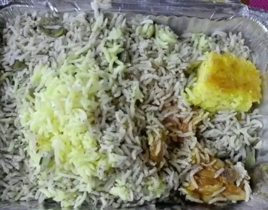 تصویری از سبزی پلو با مرغ و برنج زعفرانی رستوران پارک نارمک، یک غذای اصیل ایرانی در ظروف بیرون بر