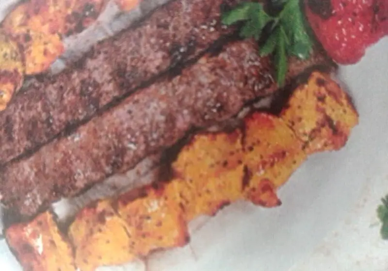 بشقاب لذیذ کباب کوبیده و جوجه کباب زعفرانی رستوران تشریفات، نمونه‌ای از بهترین غذای ایرانی و فست فود برای سفارش آنلاین.