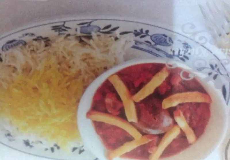 تصویری از خورشت قیمه مجلسی با خلال سیب زمینی و برنج زعفرانی عالی تشریفات. بهترین غذای ایرانی در فست فود تشریفات.