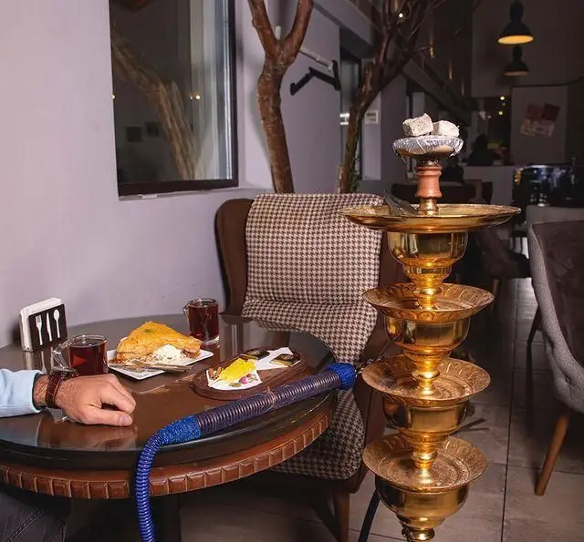 فضای دلنشین کافه رستوران موخو لانژ با قلیان طلایی، دسر خوشمزه و چای. تجربه لحظاتی آرامش‌بخش در موخو لانژ.