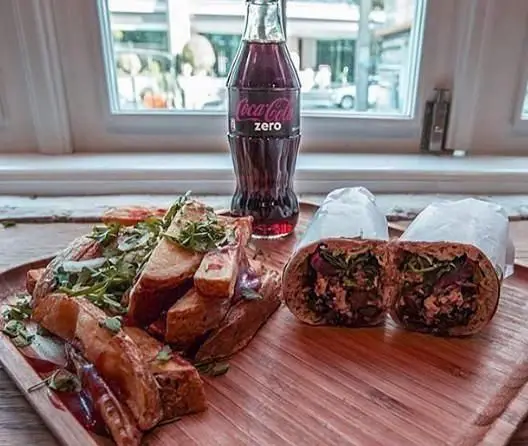 غذای خوشمزه اغذیه فروشی نمک: ساندویچ رپ، سیب‌زمینی سرخ کرده و نوشابه کوکاکولا زیرو. تجربه‌ای دلپذیر از غذای باکیفیت.