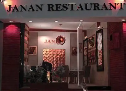 نمای بیرونی و ورودی شیک رستوران و تهیه غذا جانان، با دکوراسیون داخلی مدرن، نورپردازی قرمز و فضای دلنشین و دعوت‌کننده.