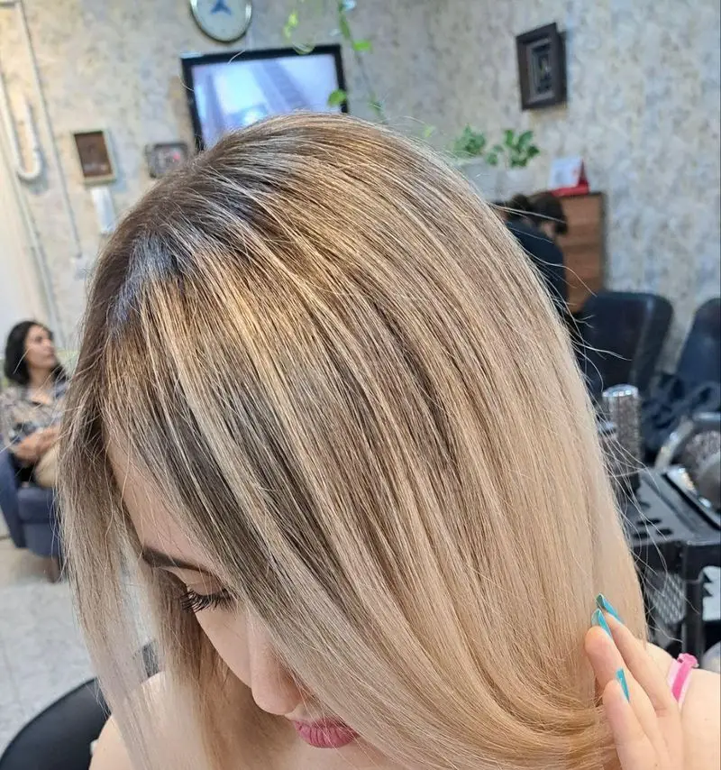 نمونه رنگ و لایت موی بلوند با ریشه تیره در مرکز تخصصی رنگ و لایت، با بهترین مواد و متد روز برای زیبایی موهای شما.