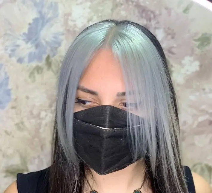 نمونه رنگ موی مانی پیس نقره ای فانتزی جلوی سر روی موهای مشکی دخترانه، ایده جذاب برای لایت جلو مو در سالن زیبایی