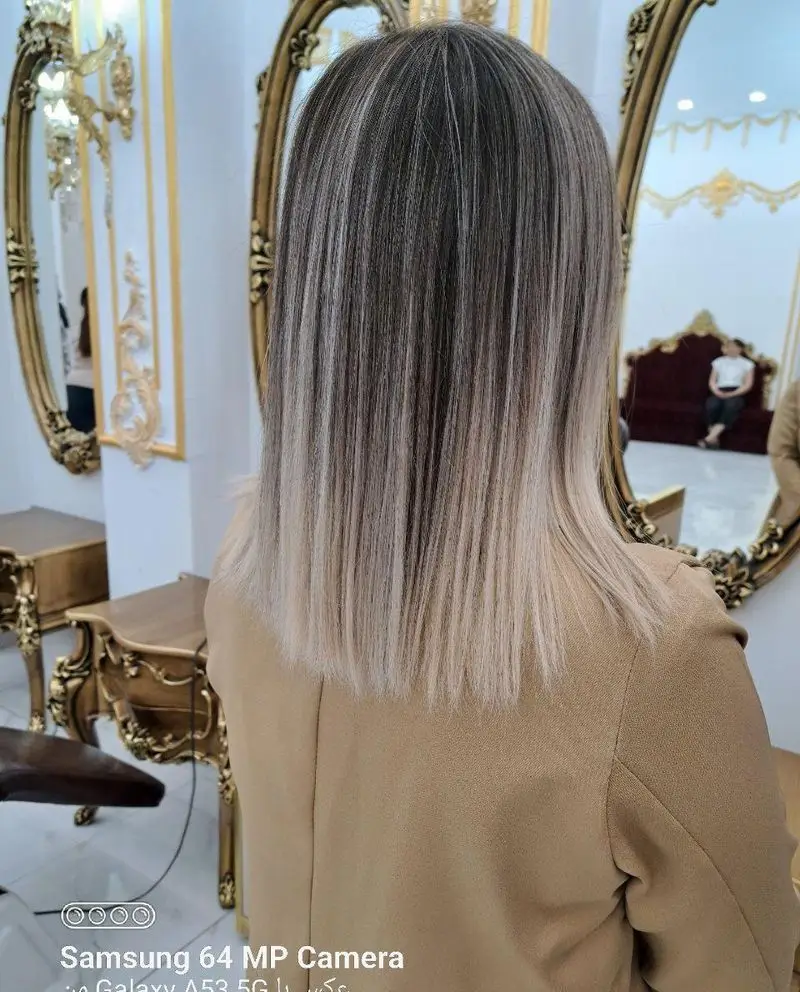 نمونه کار رنگ و لایت موی دخترانه با تکنیک بالیاژ و امبره دودی نسکافهای روی موهای صاف و متوسط در سالن زیبایی تخصصی