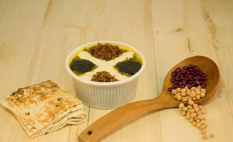 آش دارچین، غذای سنتی ایرانی، با تزیین کشک و پیاز داغ، کنار نان تازه و حبوبات سالم؛ بهترین انتخاب برای تجربه یک وعده غذایی اصیل و لذیذ.