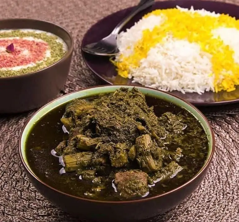 غذای اصیل ایرانی رستوران طهورا: خورش کرفس با گوشت، سرو شده با چلو زعفرانی و ماست و خیار. تجربه طعم بی نظیر برای ناهار و شام.