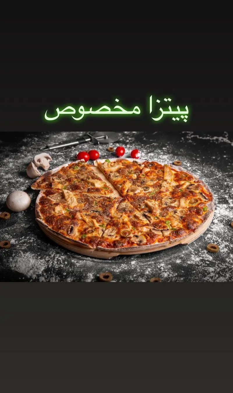 پیتزا مخصوص و خوشمزه کافه دیدارو با قارچ، زیتون، و مرغ تازه روی تخته چوبی، بهترین پیتزا را در تهران تجربه کنید.