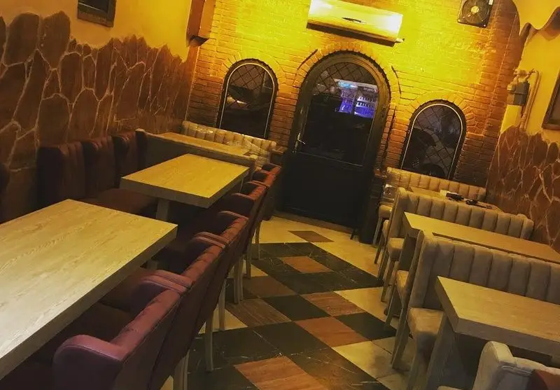 فضای داخلی دنج و دلنشین کافه دیدارو با دکوراسیون خاص آجری و سنگی، میز و صندلی‌های چوبی و مبله راحت، آماده میزبانی از شماست.