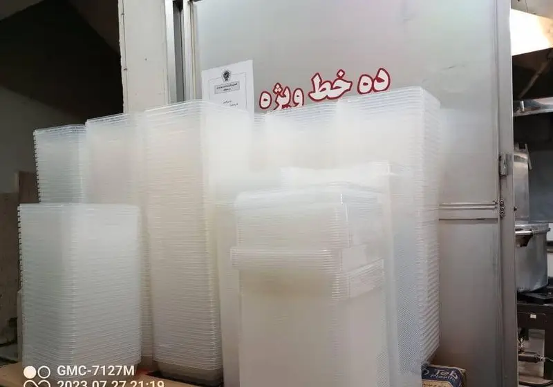 ظروف بسته‌بندی آماده در آشپزخانه صنعتی تهیه غذای شرکتی پارسی آنیسا شعبه یادگار برای ارائه غذا به شرکت‌ها و سازمان‌ها.