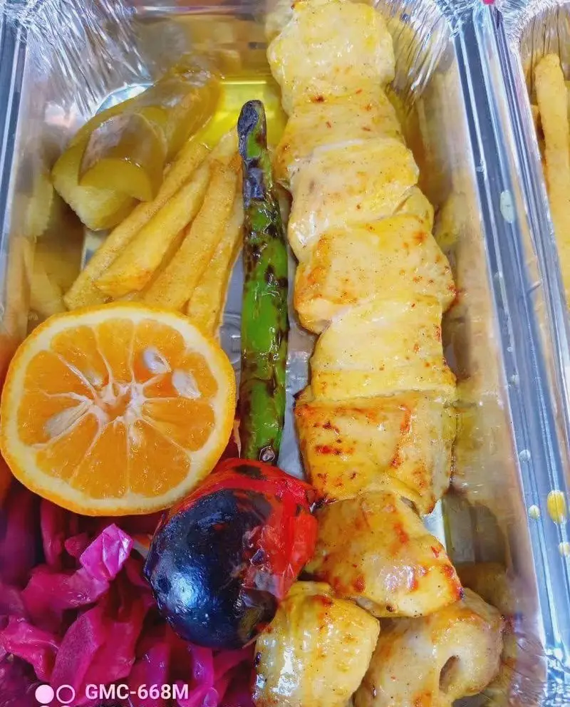 عکس ظرف غذای شرکتی پارسی آنیسا شعبه یادگار با جوجه کباب لذیذ، سیب زمینی سرخ کرده، گوجه و فلفل کبابی، ترشی و برش پرتقال تازه