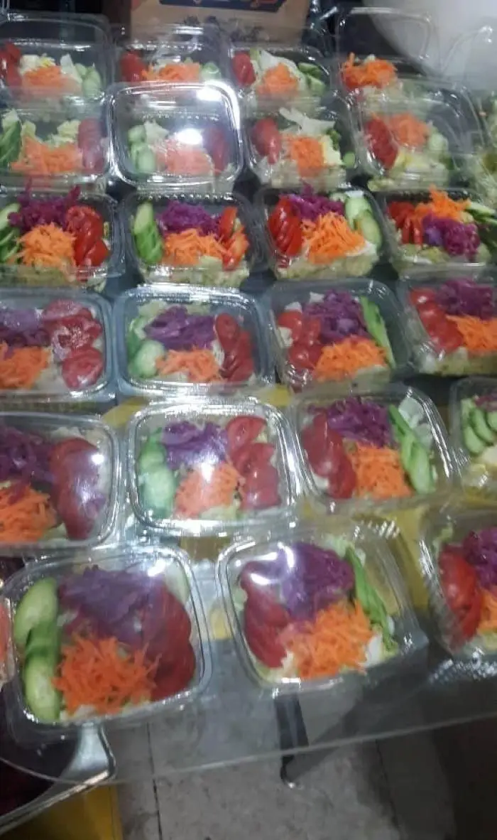 سالادهای تازه و متنوع در ظروف یکبار مصرف، آماده سرو از تهیه غذای شرکتی پارسی آنیسا شعبه یادگار، مناسب کترینگ و غذای سالم.
