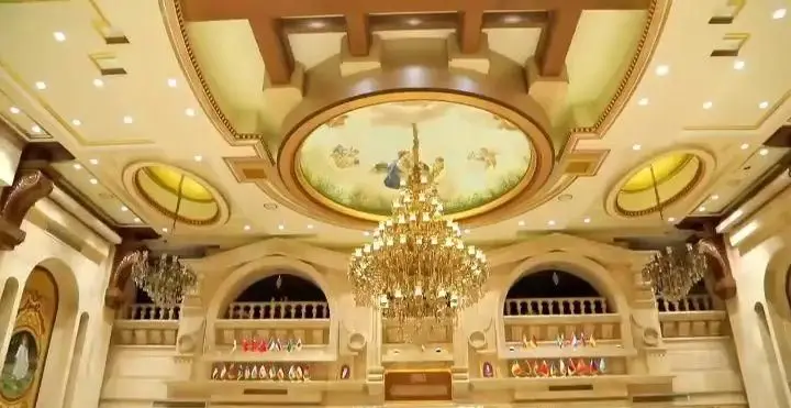 فضای داخلی لوکس رستوران بین المللی ۱۳۳ با سقف نقاشی‌شده، لوستر مجلل و دکوراسیون باشکوه برای تجربه غذایی بی‌نظیر.