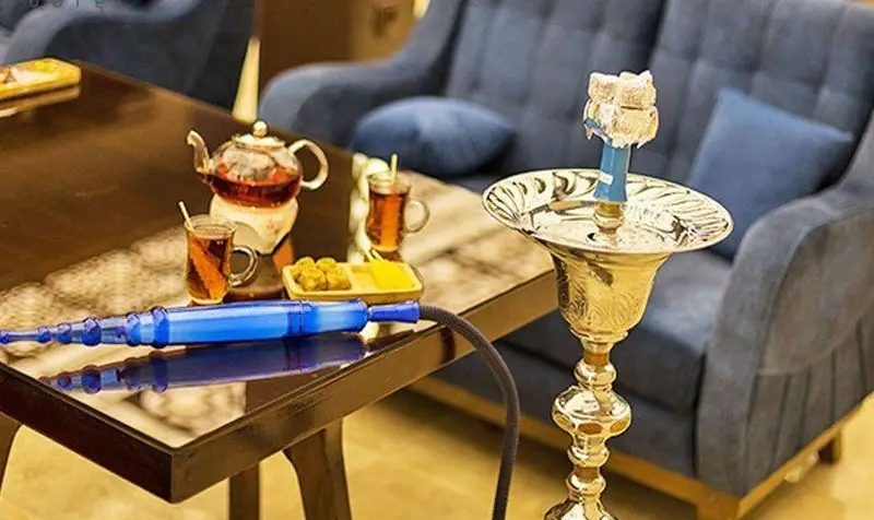 کافه دیاکو: قلیان لوکس طلایی، سرو چای ایرانی در قوری و لیوان، سینی اسنک، میز چوبی و مبلمان راحتی آبی. فضای دنج و دلنشین.