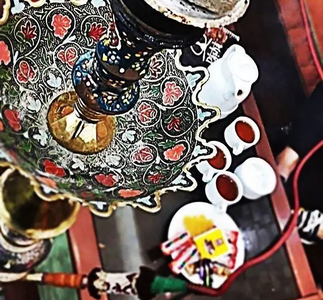 لذت قلیان سنتی، چای تازه دم و شیرینی‌های خوشمزه در فضایی دلنشین کافه رستوران پاشا برای اوقاتی خوش و بیادماندنی.