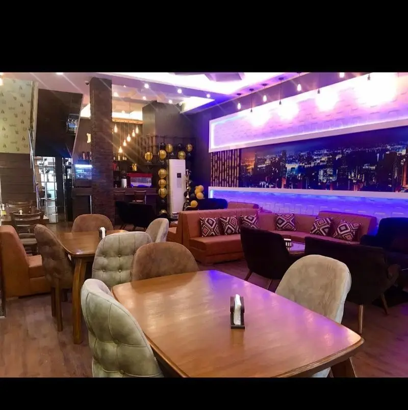 فضای داخلی كافه رستوران پاشا با دکوراسیون مدرن، مبلمان راحت و نورپردازی جذاب. محیطی دلنشین برای صرف غذا و نوشیدنی.