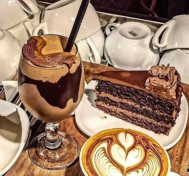 لذت تجربه دسرهای خوشمزه در کافه رستوران پاشا: کیک شکلاتی لذیذ، میلک شیک خنک و لاته آرت زیبا در فضایی دلنشین.