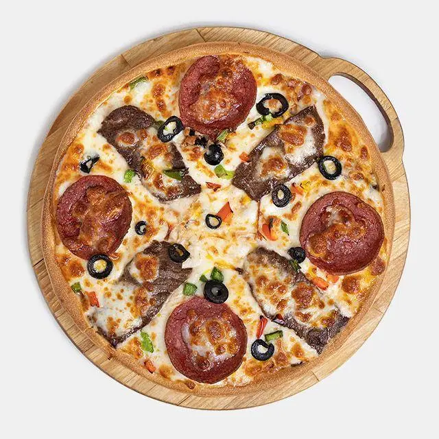 پیتزا دایره‌ای بزرگ باروس برگر با پپرونی، تکه‌های گوشت، پنیر فراوان طلایی، زیتون سیاه و فلفل، روی تخته چوبی.