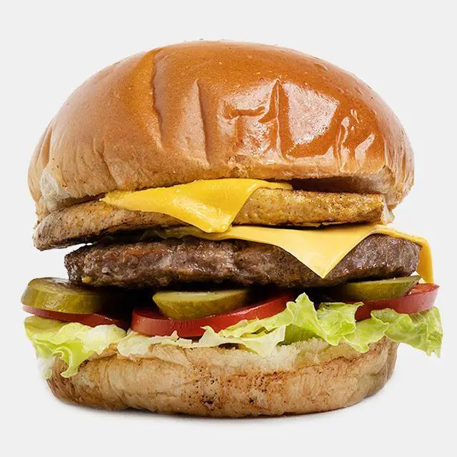 چیزبرگر دوبل خوشمزه باروس برگر با پتی گوشت و مرغ، پنیر، کاهو، گوجه و خیارشور. انتخابی لذیذ و باکیفیت.