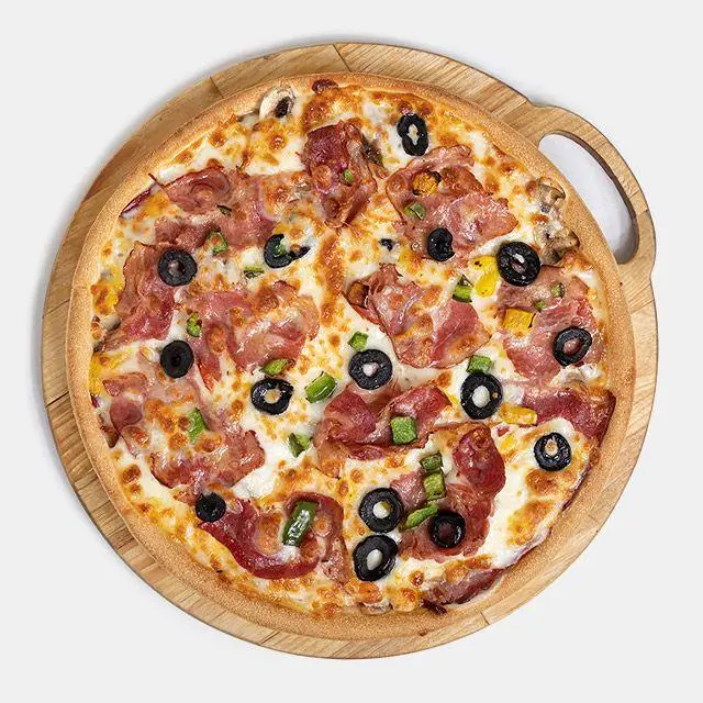 پیتزای پرملات باروس برگر شامل بیکن، زیتون سیاه و فلفل‌های رنگی با پنیر فراوان. گزینه‌ای لذیذ و گرم برای دوستداران پیتزا.