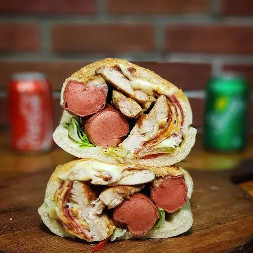 ساندویچ پرملات باروس برگر با ترکیب خوشمزه فیله مرغ، هات داگ و پنیر در نان تازه، یک غذای سریع و لذیذ.