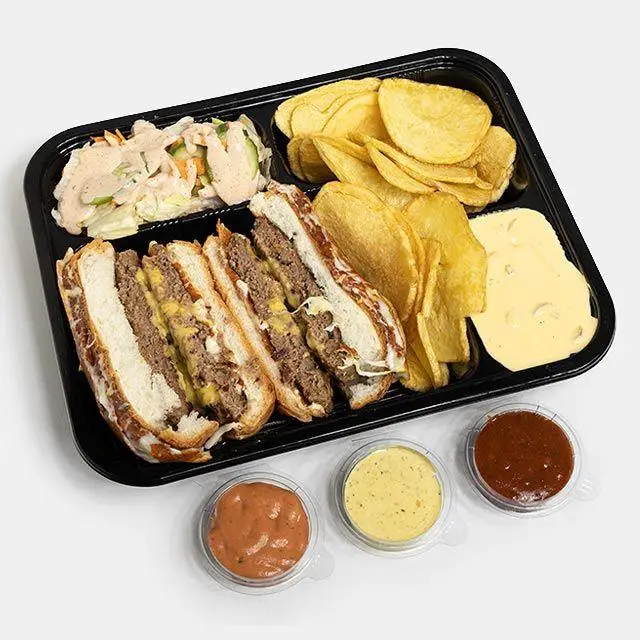 پک کامل باروس برگر شامل ساندویچ‌های برگر گوشت، چیپس ترد، سالاد تازه، سس مخصوص و سس‌های متنوع، مناسب برای ناهار یا شام.