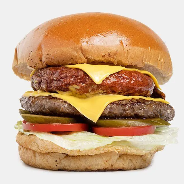 عکس همبرگر دوبل چیزبرگر خوشمزه و لذیذ باروس برگر. این ساندویچ فست فود دارای دو پتی گوشت، پنیر، کاهو، گوجه و خیارشور است.