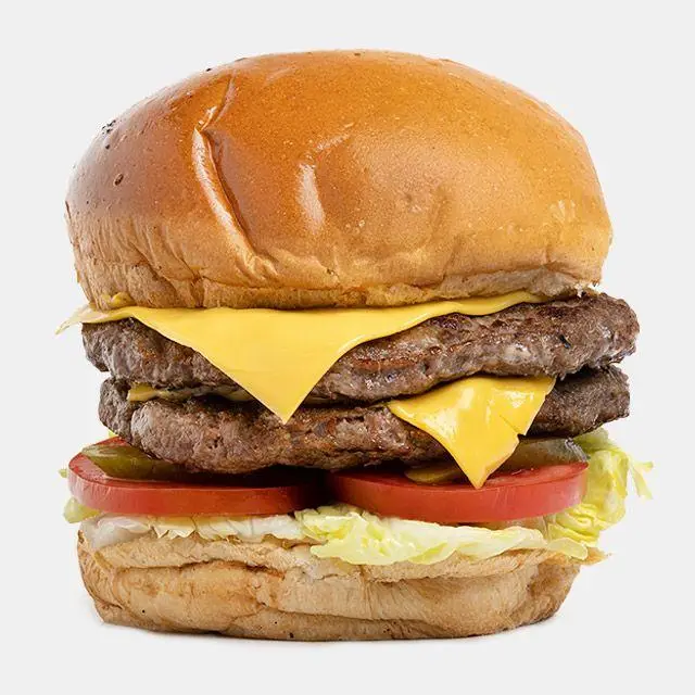 همبرگر دوبل پنیر (دبل چیزبرگر) خوشمزه باروس برگر: دو پتی گوشت گریل شده، پنیر آب شده، گوجه، کاهو، خیارشور و نان تازه.