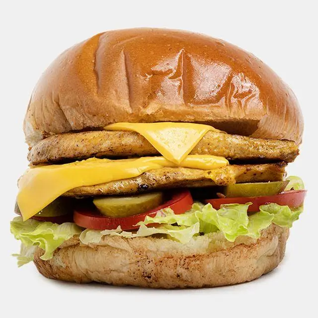 برگر دوبل مرغ و پنیر لذیذ باروس برگر، همراه با کاهو تازه، گوجه و خیارشور، تجربه‌ای دلچسب از یک غذای بی‌نظیر.